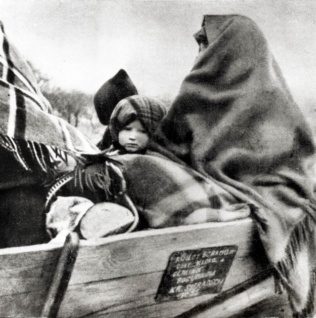 Deutsche Flchtlinge, auf dem Weg von ...atiert, vermutlich vom Winter 1944/45)  | Foto: KEYSTONE / Keystone