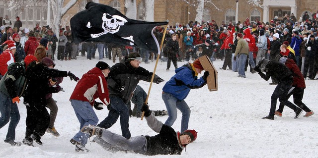 Sie haben Spa im Schnee: Studenten de...eb wegen der Schneeflle eingestellt.   | Foto: AFP