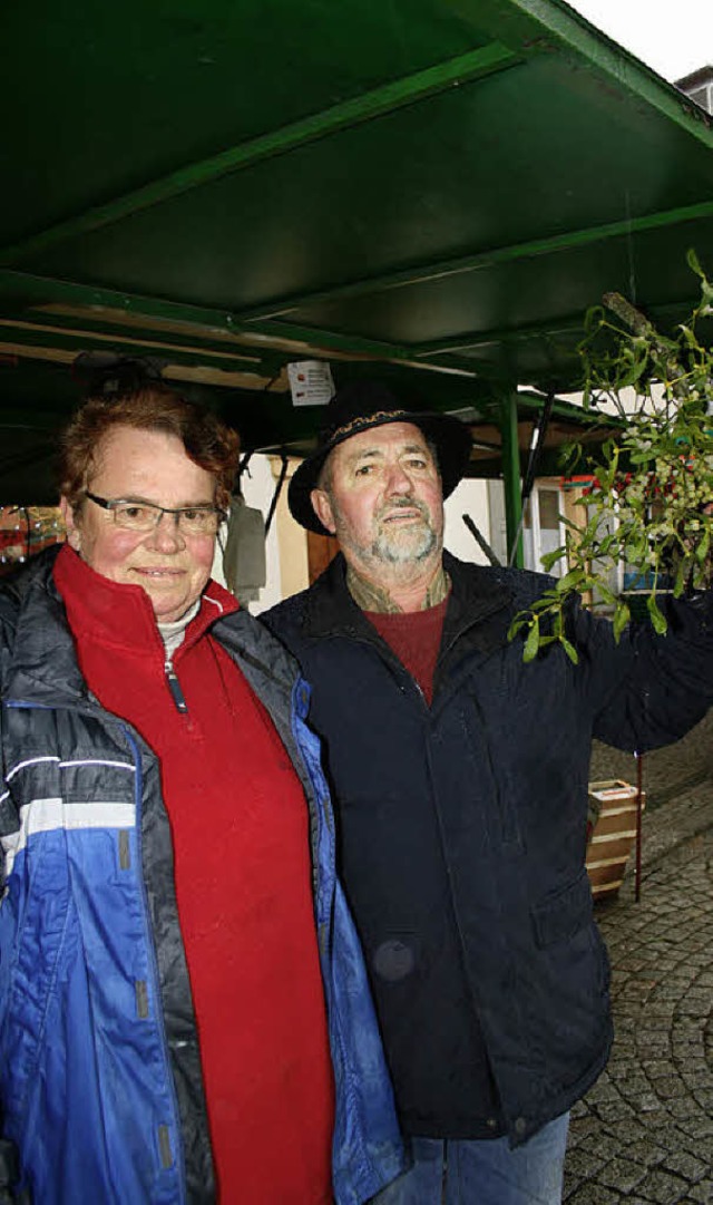 Erna und Reinhard Gutjahr verkaufen Misteln.  | Foto: Friederike Marx