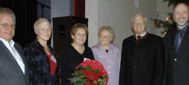 Freude beim Altenwerk (Von links): Joh...mut Eitenbenz und Hans Joachim Schwarz  | Foto: Roland Vitt