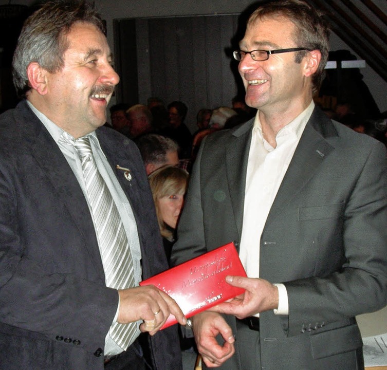 Michael Schmidle (rechts) bernimmt da...aft Gottenheim  von Werner Baldinger.   | Foto: M. schneberg