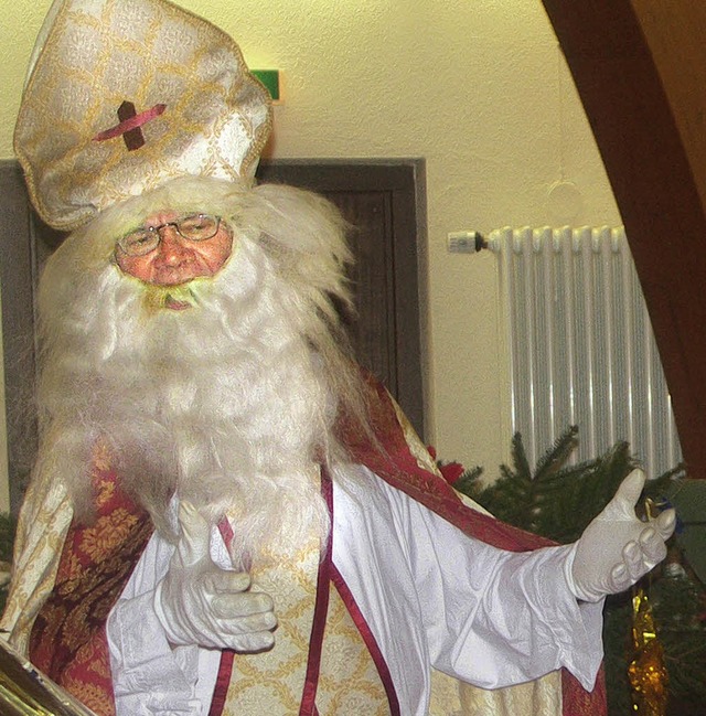 Der Nikolaus erinnerte beim Seniorennachmittag an Ereignisse aus dem Jahr 2009.   | Foto: Lindemann
