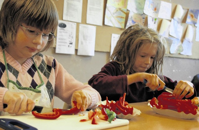 Sie schnippeln Paprika fr gesunde Gem...nd Loeni Huber aus Laufenburg-Binzgen   | Foto: Gerard