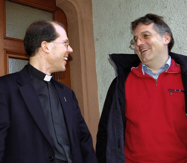 Pfarrer Schneider und Michael Kiffe ve...andidaten zur  Pfarrgemeinderatswahl.   | Foto: Langelott