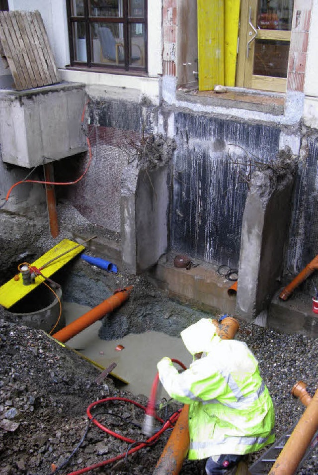 In vollem Gange sind die Arbeiten fr den neuen Aufzug am Rathausgebude.   | Foto: Ulrike Spiegelhalter