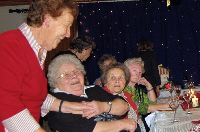 Umsorgt wurden die Besucherinnen beim Adventskaffee.   | Foto: Birlin