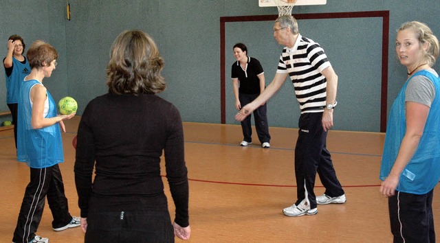 Im praktischen Teil gab es ein richtiges Handballspiel.   | Foto: Peter Gerigk