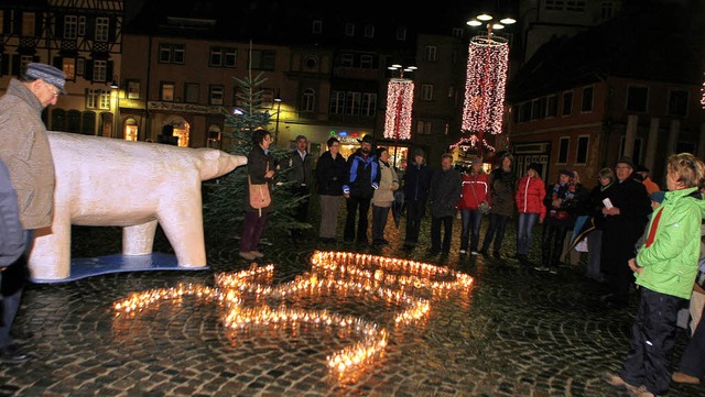 Mahnwache auf dem Marktplatz: 350 Kerz...t ihren ganz persnlichen Wnschen.     | Foto: Heidi Fssel