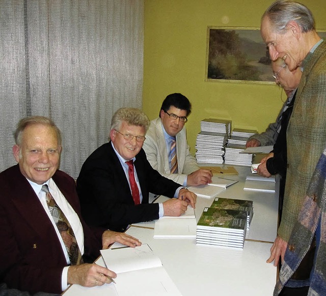 Mit Vergngen signierten Professor Kla...e frisch aus der Druckerpresse kamen.   | Foto: Silke Hartenstein