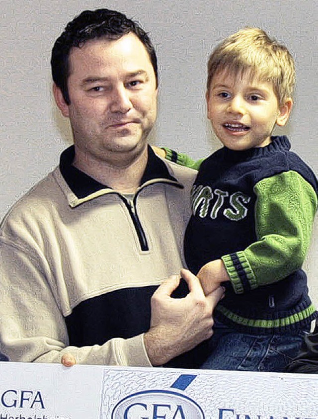 Manuel Hu (auf dem Arm von Vater Henr...ttzung  eine Delfin-Therapie machen.   | Foto: Sandra DECOUX-KONE