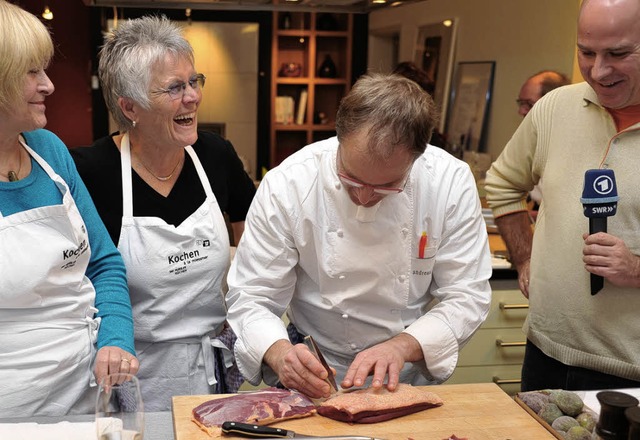 Gekocht und gelacht: Hannelore Rosskopf (Zweite von links) im SWR-Kochstudio.   | Foto: Fritz Frech