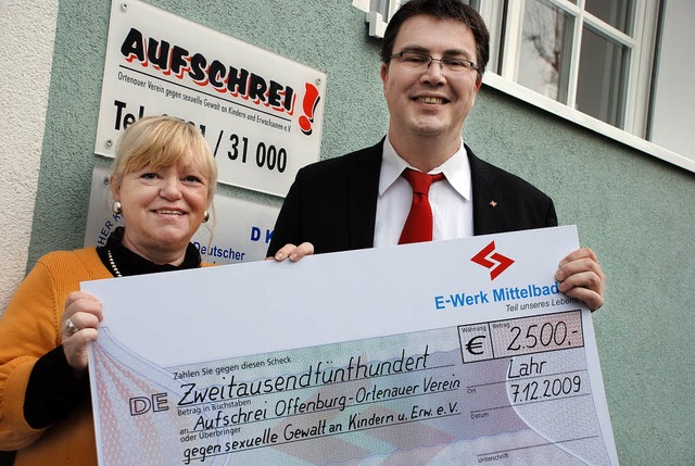 Die Vorsitzende von &#8222;Aufschrei&#...n vom E-Werk Mittelbaden berreicht.    | Foto: Gertrude Siefke