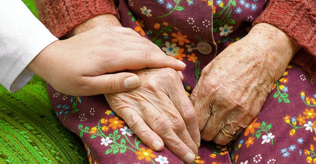 Alltagsbetreuer sollen Senioren,    Kranken und Pflegern helfen.    | Foto: fotolia