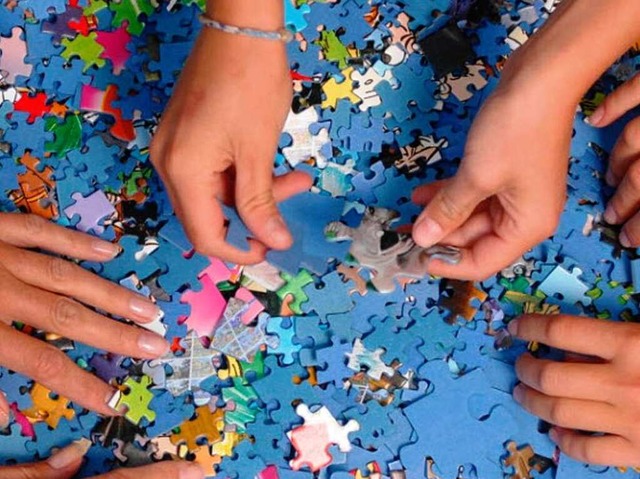 Wenn die ganze Familie puzzelt,  macht es doppelt Spa.  | Foto: PR