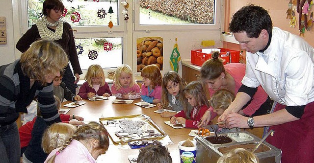 Jochen Burger erklrte den Kindern vom...wie Schokoladenfiguren gemacht werden.  | Foto: Roland Gutjahr