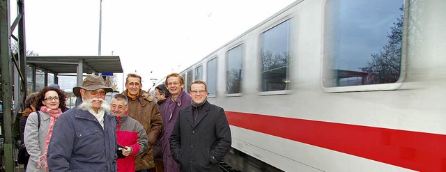 Im Gesprch am Bahnhof Buggingen: Brg...k und Dieter Niebergall  (von rechts)   | Foto: Sigrid Umiger