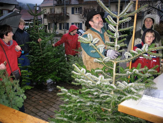 Der  Weihnachtsbaumverkauf in Oberegge...alljhrlich ein beliebter Treffpunkt.   | Foto: Jutta schtz