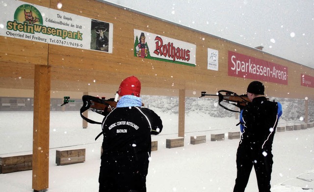 Zielsicher:  Junge Biathleten bei den ...ngen im neu erffneten Nordic Center.   | Foto: Hahne