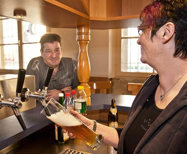 Angela Schiel zapft das letzte Bier in &#8222;ihrem&#8220; Lokstble.   | Foto: H. Schnherr