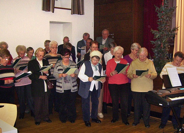 Der Singkreis vom Altenwerk bei der Adventsfeier.   | Foto: Wolfgang Meyer