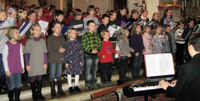 Gut dabei: der mitgliederstarke Kinder...rt in der Pfarrkirche Peter und Paul.   | Foto: Anne Freyer