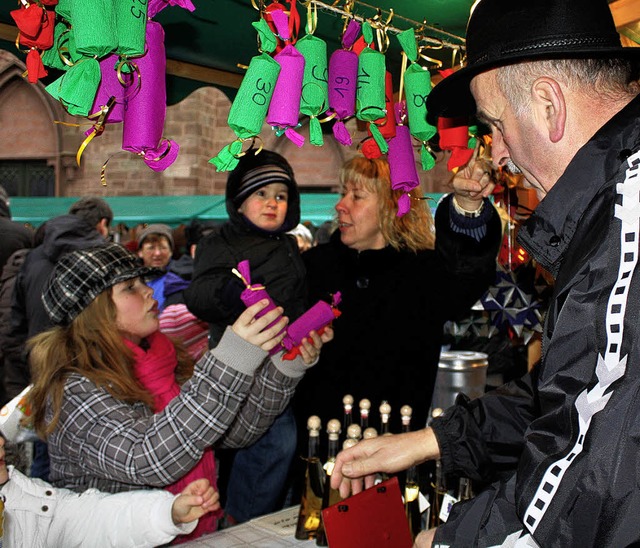 Buntes Treiben an den Stnden beim  Weihnachtsmarkt in Eichstetten   | Foto: Christa Rinklin