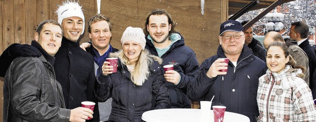 Wacker gegen die Klte: Diese Besucher...mperaturen mit einem Becher Glhwein.   | Foto: Lbeck