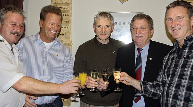Adelbert Leuter (links) gratulierte de...eubert und Gerhard Bhler (von links).  | Foto: jrn kerckhoff