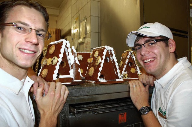 Knusperhuschen und ihre Bauherren: Max Bromer (rechts) und Benedikt Kufer.  | Foto: FI