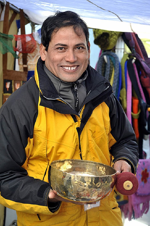 Hari Bhandary aus Nepal verkauft auf d...hnachtsmarkt Handgemachtes aus Nepal.   | Foto: Kunz