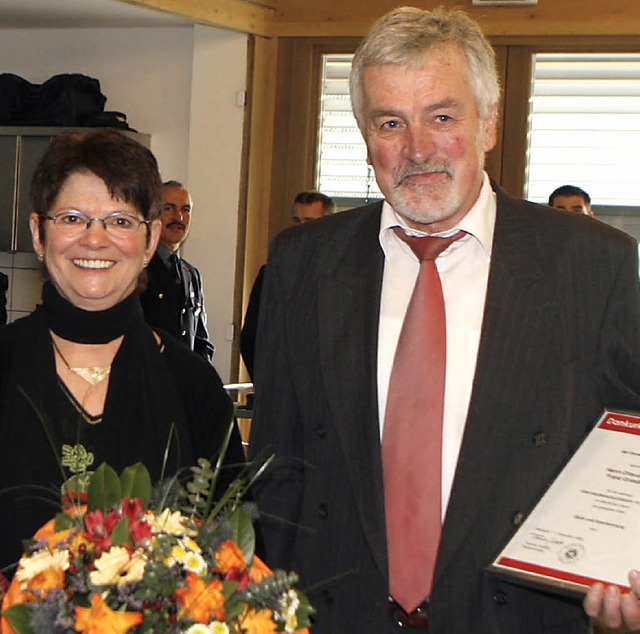 Blumen gab&#8217;s fr Ehefrau Gisela ...kunde fr ihren Mann Franz Griesbaum.   | Foto: Heidi Fssel