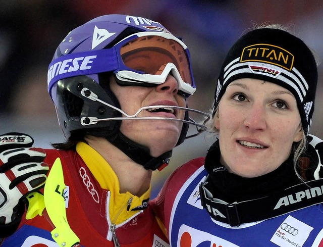 Susanne Riesch umarmt ihre ältere Schwester Maria (links) nach deren Rennen. | Foto: afp Susanne Riesch umarmt ihre ältere Schwester Maria (links) nach deren Rennen. | Foto: afp