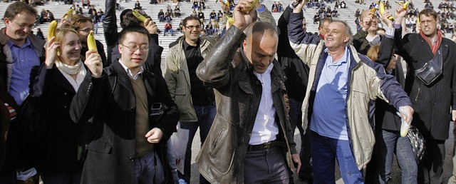 Flashmobs werden zunehmend auch politi...ich als Bananenrepublik bezeichneten.   | Foto: AFP