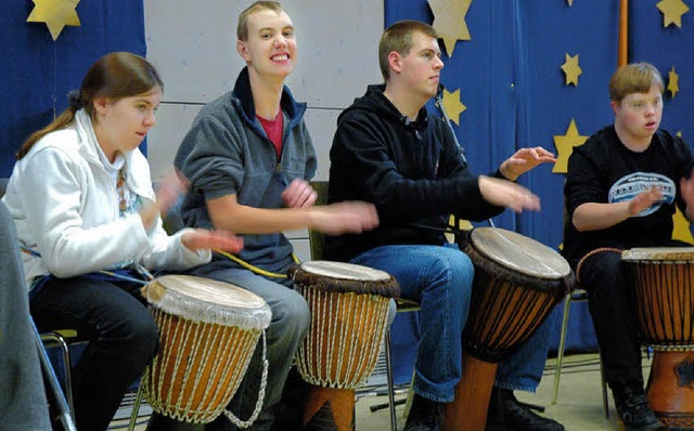 Buntes Programm: Die Trommelgruppe bei der Adventsfeier des Spastikervereins   | Foto: Britta Wieschenkmper