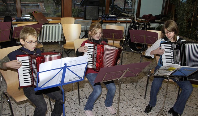 Schon  die Jngsten legten bei &#8222;Jingle Bells&#8220; richtig los.   | Foto: Alfred Peter