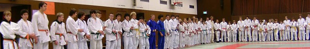 Judokas aus ganz Sdbaden  maen ihr K...asse 8a der Realschule Neustadt.        | Foto: julia fischer