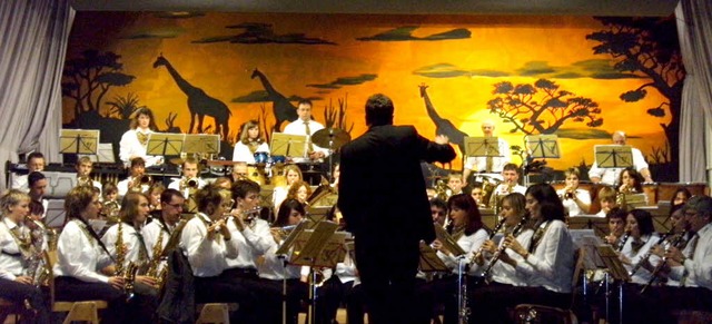 Die Stadtmusik Lenzkirch und ihr  Diri...dreise durch den schwarzen Kontinent.   | Foto: Inken Kramer