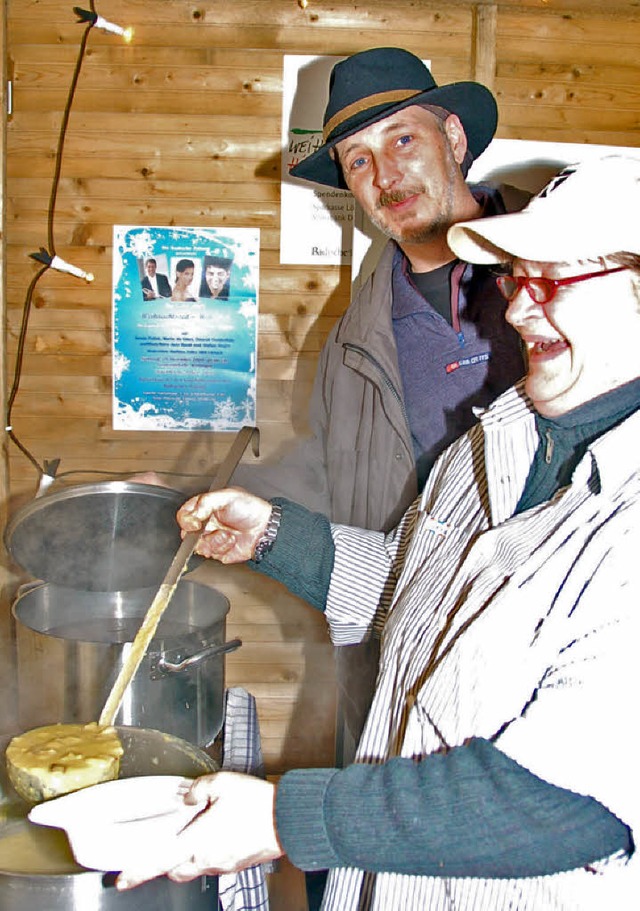 Erbsensuppe kochten Mitarbeiter der Wrmestube am BZ-Stand beim Engeli-Mrt.   | Foto: Senf