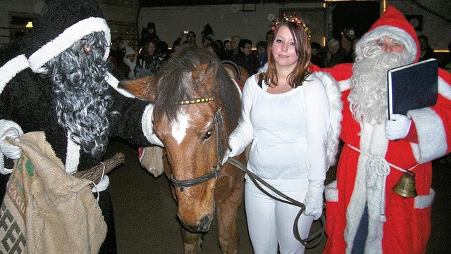 Knecht Ruprecht und Nikolaus kamen in ...und eines Pferdes zur Stallweihnacht.   | Foto: Wendt