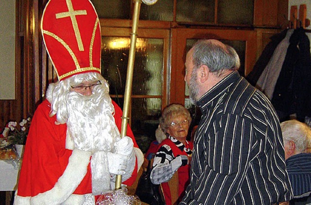 Ein Nikolaus aus dem Elsass beehrte die Seniorenwanderer.   | Foto: Owald