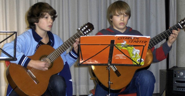 Niklas Woll und Jonas Saddedine lieen...nts&#8220; auf der Gitarre erklingen.   | Foto: Antonia Kramer-Diem