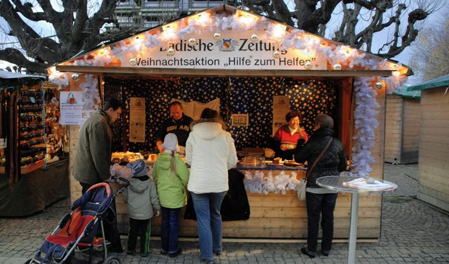 Die Badische Zeitung und der Tafellade...222;Hilfe zum Helfen&#8220; verkauft.   | Foto: Jannik Schall