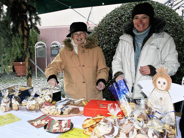 Mit viel Freude wurde auf dem Ebringer...chtsmarkt Selbstgebackenes angeboten.   | Foto: Michael Saurer