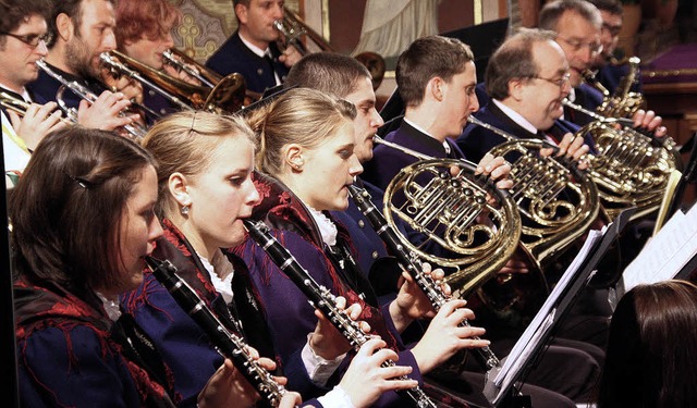 Der Musikverein/Trachtenkapelle Bollsc...der katholischen Kirche St. Hilarius.   | Foto: Silvia faller