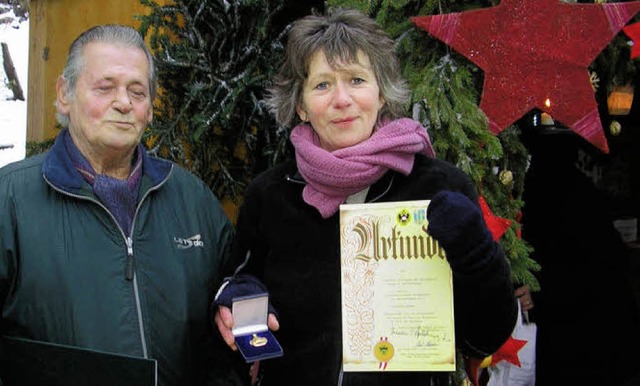 Aus den Hnden von Karl Walcher bekam Elisabeth Kaiser die Krone samt Urkunde.  | Foto: Christiane Sahli