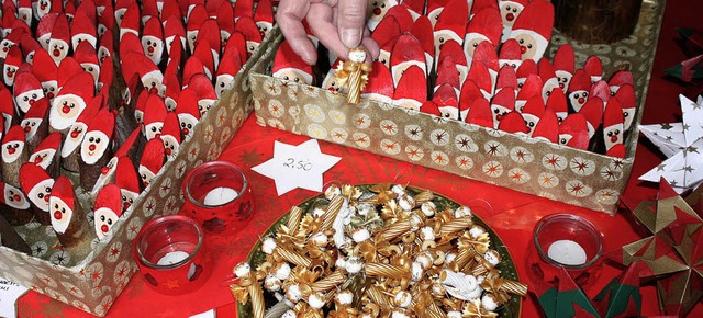 Marktimpressionen: Nikolause aus Holzstmmchen, Engel aus vergoldeten Nudeln     | Foto: barbara schmidt