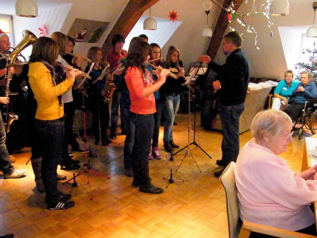 16 Musikerinnen und Musiker um Bertram...tenzentrum mit weihnachtlichen Weisen.  | Foto: Martha Weishaar