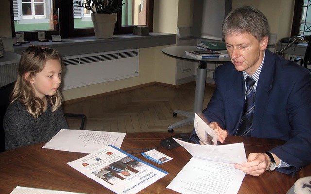 Interviewtermin im Rathaus: Laura mit ihrem Brgermeister Michael Benitz  | Foto: Privat