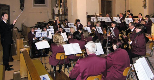 Der Musikverein Oberhausen bot ein ans...les vorweihnachtliches Kirchenkonzert.  | Foto: Michael haberer