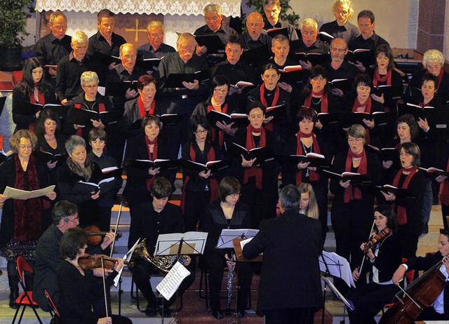 Der katholische Kirchenchor Sankt Anto...em anspruchsvollen Weihnachtskonzert.   | Foto: Heidi Fssel